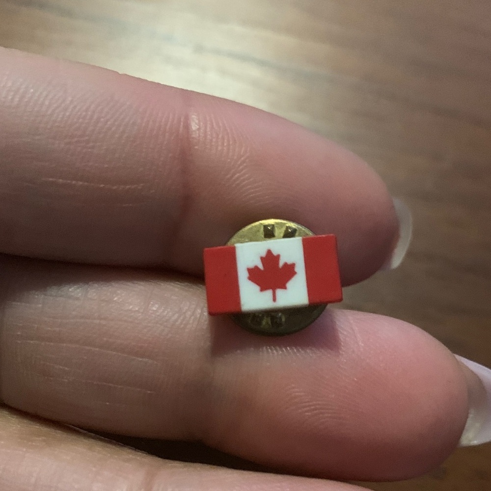 Vintage 🇨🇦 Canadian Flag pin unisex